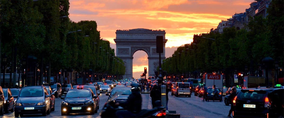 taxi sur les Champs Elysées à Paris