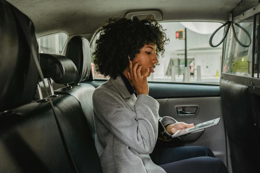 Femme qui téléphone dans taxi ou un VTC